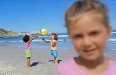 девочки  играют  в  мяч  на  пляже